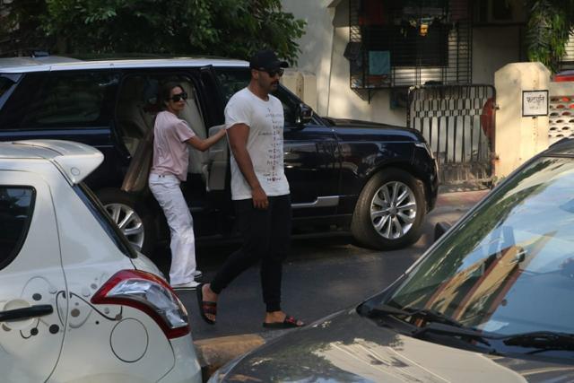 Malaika and Arjun outside a Mumbai hospital. (Varinder Chawla) Malaika and Arjun outside a Mumbai hospital. (Varinder Chawla)