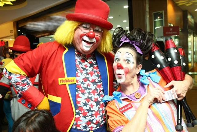 Martin D’souza aka Flubber with a visiting delegate at the International Clown Festival held in Mumbai. D’Souza is founder and chief of MadHatters, an event management company based in Mumbai that has about 100 clowns on its roster. Martin D’souza aka Flubber with a visiting delegate at the International Clown Festival held in Mumbai. D’Souza is founder and chief of MadHatters, an event management company based in Mumbai that has about 100 clowns on its roster.