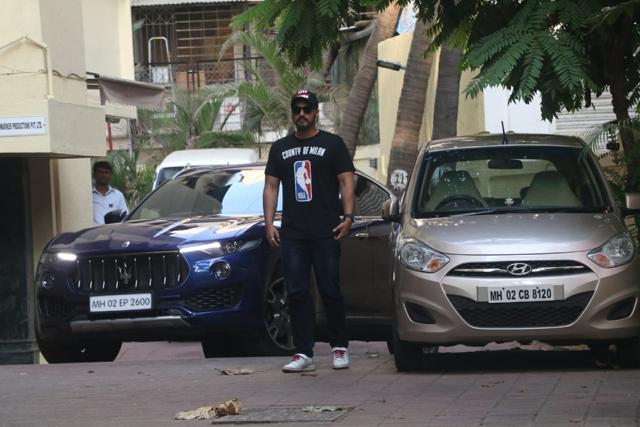 Arjun Kapoor spotted by paparazzi. (Varinder Chawla) Arjun Kapoor spotted by paparazzi. (Varinder Chawla)