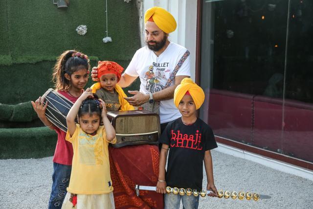 Harinder SIngh, owner of Studio 1469, gifted the children Khalsa T-shirts and colourful turbans. (PHOTO BY RAAJESSH KASHYAP/ HT)