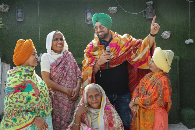 Singer Deep Money treated the ladies and their grandchildren to soulful Punjabi folk music. (PHOTO BY RAAJESSH KASHYAP/ HT)