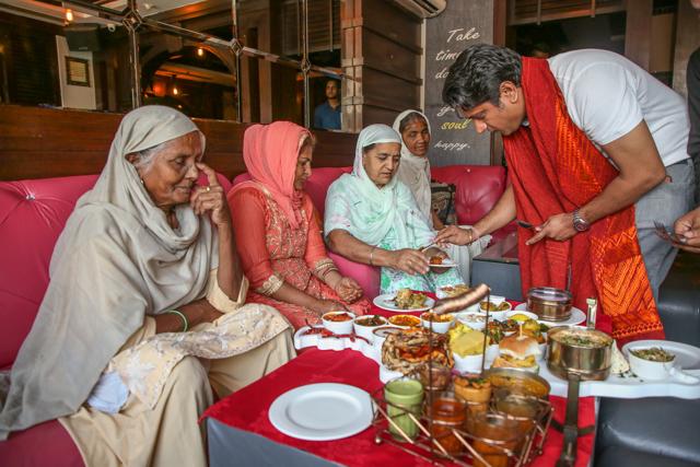 Suveett Kalra of Ardor 2.1 served the Baisakhi thali specially prepared for the lovely ladies. (PHOTO BY RAAJESSH KASHYAP/ HT)