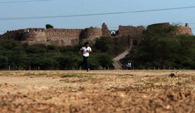 A view of Adilabad Fort in Tughlaqabad (Shivam Saxena/HT)