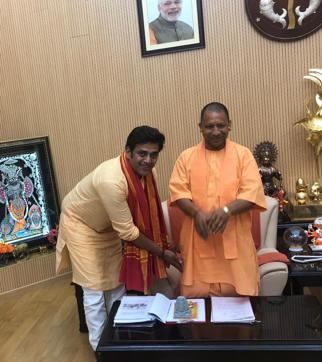 Ravi Kishan with Uttar Pradesh’s chief minister Yogi Adityanath (HT Photo)