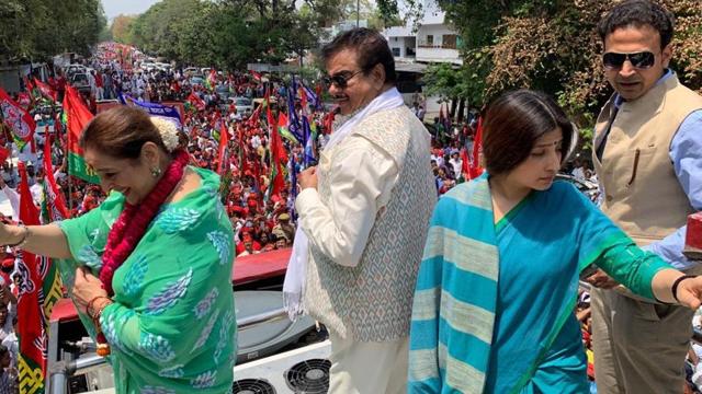 Poonam Sinha waves to the crowds as Shatrughan Sinha and Dimple Yadav accompany her atop the rath during the road show taken out in Lucknow on Thursday. (HT Photo) Poonam Sinha waves to the crowds as Shatrughan Sinha and Dimple Yadav accompany her atop the rath during the road show taken out in Lucknow on Thursday. (HT Photo)