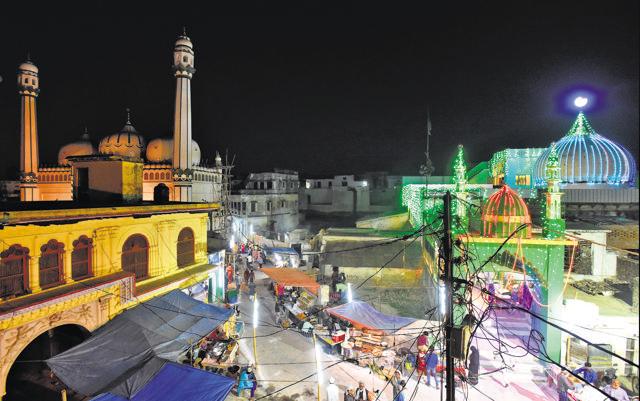 The Hanuman Garhi temple stands on land donated by the Nawabs. A mosque behind the temple is now being repaired with the temple’s funds. (Amal KS/HT PHOTO) The Hanuman Garhi temple stands on land donated by the Nawabs. A mosque behind the temple is now being repaired with the temple’s funds. (Amal KS/HT PHOTO)