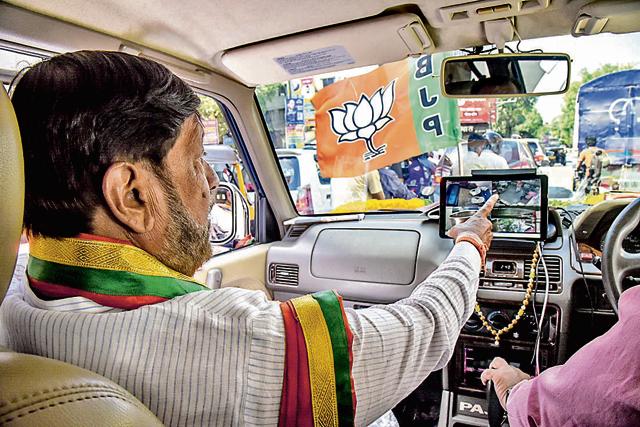 Bapat also keeps a check on what is happening in his office through a CCTV camera monitor that is installed in his car (Sanket Wankhade/HT PHOTO) Bapat also keeps a check on what is happening in his office through a CCTV camera monitor that is installed in his car (Sanket Wankhade/HT PHOTO)