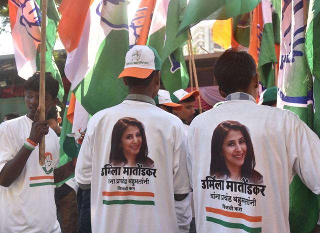 Congress supporters wearing T-shirts with photo of party’s Mumbai North candidate Urmila Matondkar. (Satyabrata Tripathy/HT Photo) Congress supporters wearing T-shirts with photo of party’s Mumbai North candidate Urmila Matondkar. (Satyabrata Tripathy/HT Photo)