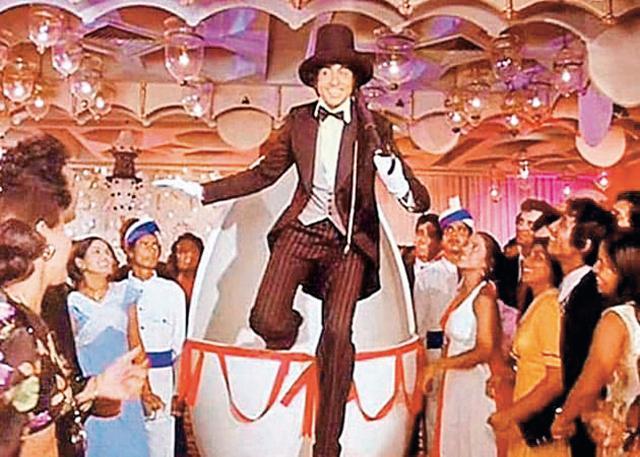 Amitabh Bachchan in Amar Akbar Anthony (1977) Amitabh Bachchan in Amar Akbar Anthony (1977)
