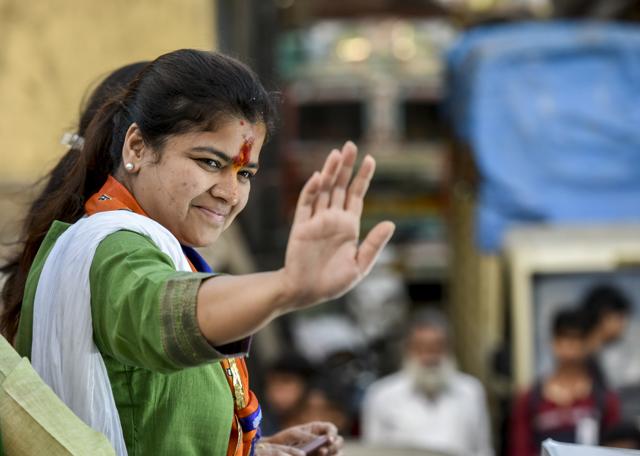 BJP candidate from the Mumbai North Central constituency, Poonam Mahajan, campaigns in Saki Naka. (Kunal Patil/HT Photo) BJP candidate from the Mumbai North Central constituency, Poonam Mahajan, campaigns in Saki Naka. (Kunal Patil/HT Photo)