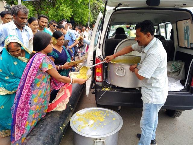 The foundation provides meals to patients’ relatives outside hospitals and also helps needy kids get an education The foundation provides meals to patients’ relatives outside hospitals and also helps needy kids get an education