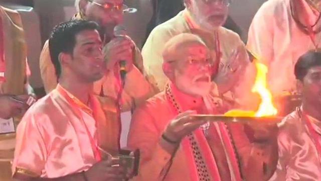 PM Modi performs Ganga aarti. (Screengrab)
