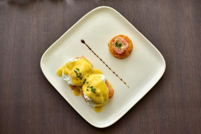 The Salmon Benedict at Smoke House Deli. There is something seductive about perfectly poached eggs with crispy bacon, Iberico ham or smoked salmon on hot, buttered, toasted English muffins, and a warm, creamy, unbroken Hollandaise sauce.