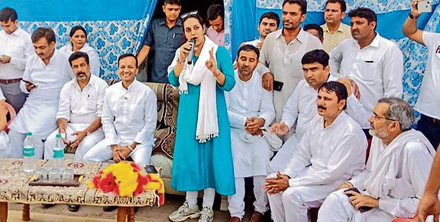 Chitra Sarwara is campaigning for her father, Congress’ Kurukshetra candidate Nirmal Sharma. (HT Photo ) Chitra Sarwara is campaigning for her father, Congress’ Kurukshetra candidate Nirmal Sharma. (HT Photo )