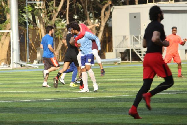 Ranbir gets a piggyback ride from Abhishek. Ranbir gets a piggyback ride from Abhishek.