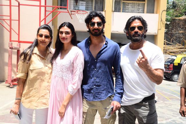Suneil Shetty with family after voting. Suneil Shetty with family after voting.
