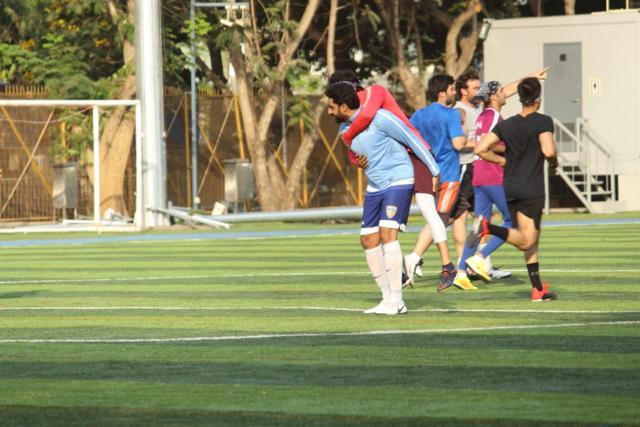 Abhishek Bachchan carries Ranbir Kapoor on his back. Abhishek Bachchan carries Ranbir Kapoor on his back.