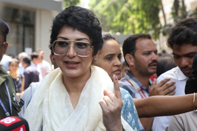 Sonali Bendre shows her inked finger. Sonali Bendre shows her inked finger.