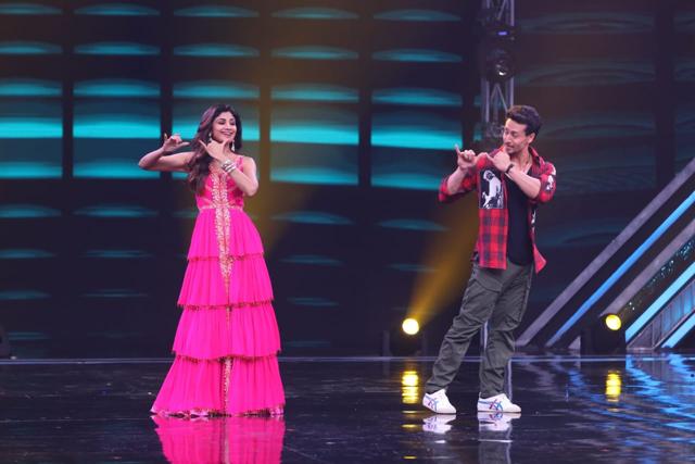Tiger Shroff dancing with Shilpa Shetty. (Varinder Chawla) Tiger Shroff dancing with Shilpa Shetty. (Varinder Chawla)