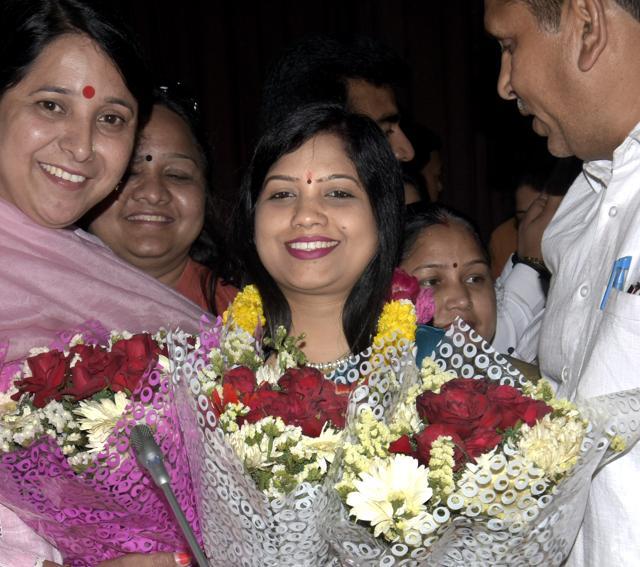 Anju Kamalkant, newly elected mayor of East Delhi is felicitated by her supporters, at MCD Office, Patparganj, in New Delhi, on Monday, April 29, 2019. (Sushil Kumar/HT PHOTO) Anju Kamalkant, newly elected mayor of East Delhi is felicitated by her supporters, at MCD Office, Patparganj, in New Delhi, on Monday, April 29, 2019. (Sushil Kumar/HT PHOTO)
