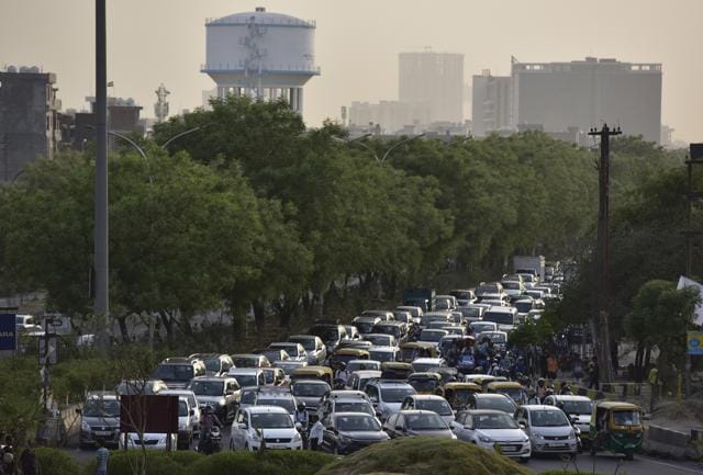 Noida’s Parthala Chowk, a guinea pig for traffic police - Hindustan Times