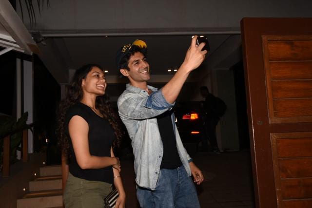 Kartik Aaryan clicks a selfie with a fan. (Varinder Chawla) Kartik Aaryan clicks a selfie with a fan. (Varinder Chawla)