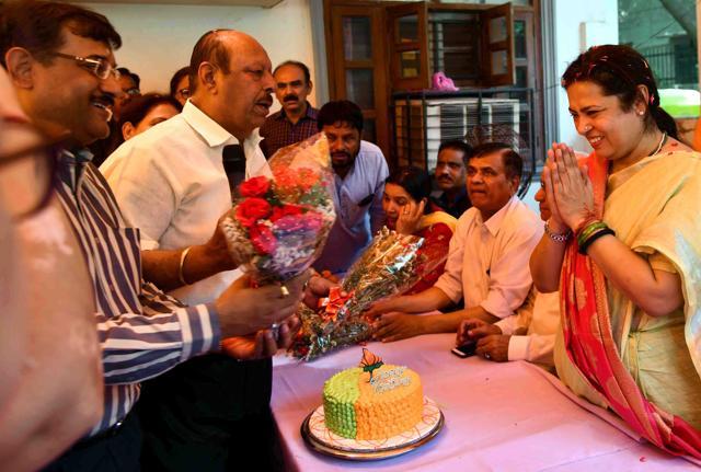 Meenakshi Lekhi celebrated her birthday while campaigning for the Lok Sabha elections on Tuesday, April 30, 2019. (HT Photo ) Meenakshi Lekhi celebrated her birthday while campaigning for the Lok Sabha elections on Tuesday, April 30, 2019. (HT Photo )