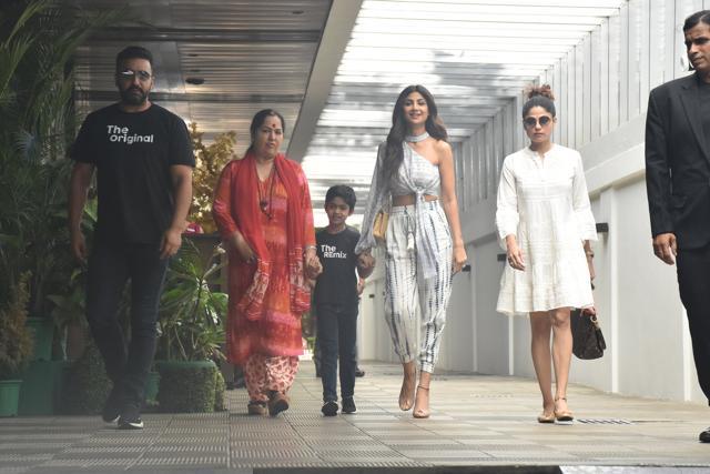 Shilpa Shetty with her family at a restaurant. (Varinder Chawla) Shilpa Shetty with her family at a restaurant. (Varinder Chawla)