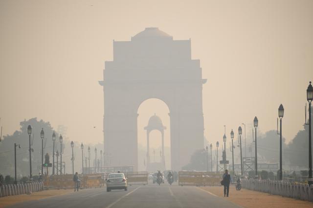 Smog is a new factor that prevents UV rays from reaching the ground, making it difficult to get enough sunlight (Shutterstock) Smog is a new factor that prevents UV rays from reaching the ground, making it difficult to get enough sunlight (Shutterstock)