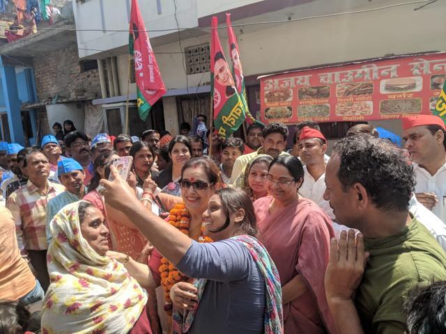 Samajwadi Party’s Lucknow candidate Poonam Sinha with her supporters during campaign. (HT Photo ) Samajwadi Party’s Lucknow candidate Poonam Sinha with her supporters during campaign. (HT Photo )