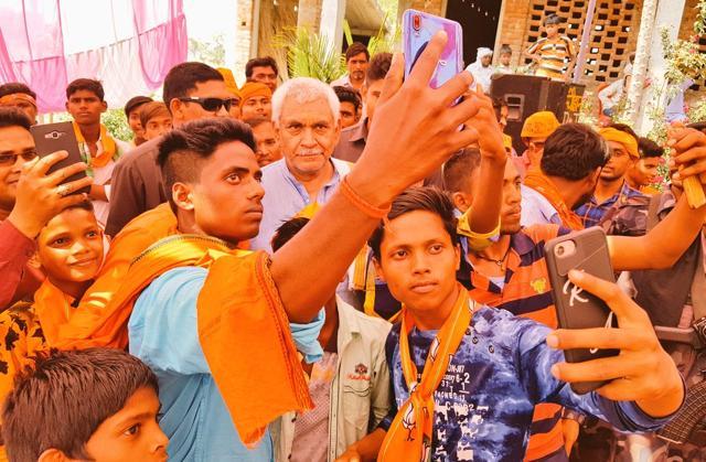 BJP candidate Manoj Sinha with his supporters. (HT Photo ) BJP candidate Manoj Sinha with his supporters. (HT Photo )