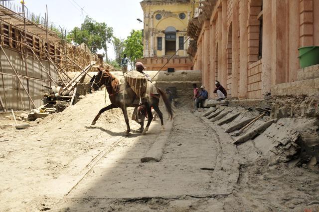 Officials did not rule out the possibility that tbe gondola discovered at Chhtar Manzil could be a royal boat. (HT Photo ) Officials did not rule out the possibility that tbe gondola discovered at Chhtar Manzil could be a royal boat. (HT Photo )