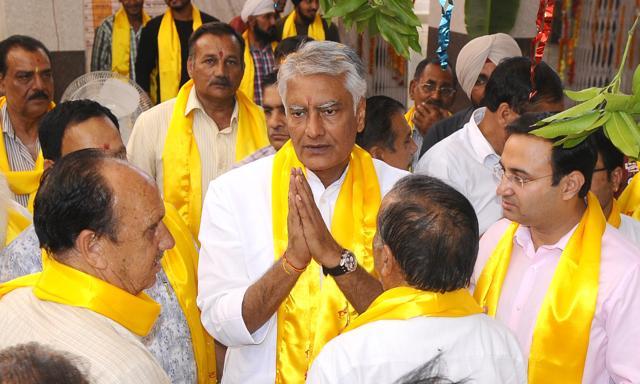 Congress candidate from Gurdaspur seat Sunil Jakhar during election campaign at Pathankot, Punjab on Tuesday May 7, 2019. (Anil Dayal / HT Photo ) Congress candidate from Gurdaspur seat Sunil Jakhar during election campaign at Pathankot, Punjab on Tuesday May 7, 2019. (Anil Dayal / HT Photo )