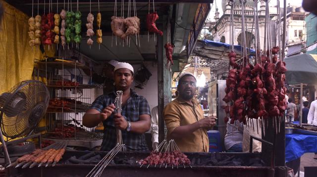 In the narrow bylanes, the air is thick and greasy with the smoke of frying, barbecuing and heating. There is food colour everywhere — blood red chickens on skewers, fluorescent hara kababs and chrome yellow malai tikkas all waiting to be grilled. (Anshuman Poyrekar / HT Photo)