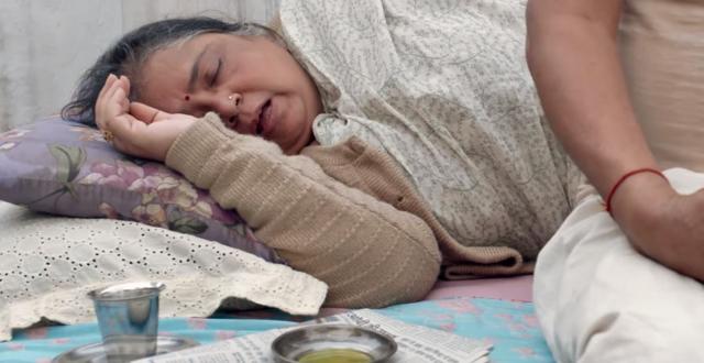 Yamini Das as Amma in Sui Dhaaga.