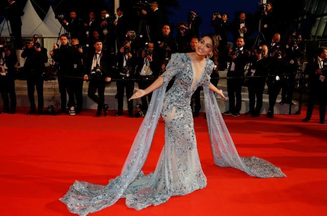 Hina Khan bows gracefully at Cannes on May 15. (REUTERS) Hina Khan bows gracefully at Cannes on May 15. (REUTERS)