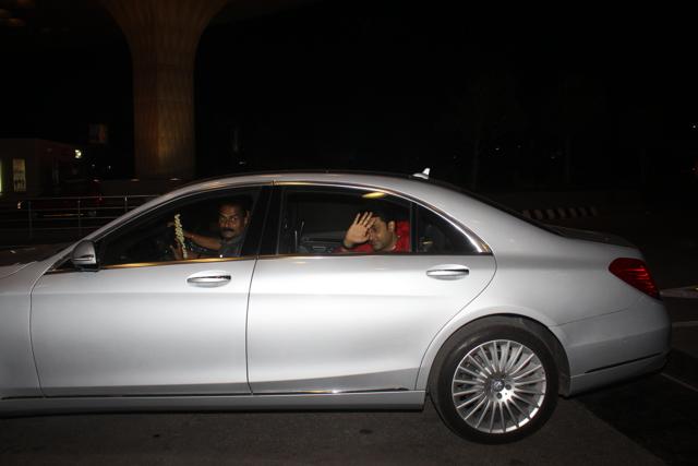 Abhishek Bachchan drops Aishwarya Rai and Aaradhya at Mumbai airport. (Varinder Chawla)