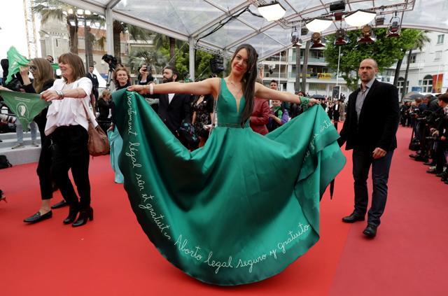 72nd Cannes Film Festival - Screening of the documentary film "Que Sea Ley" (Let it be law) presented as part of special screenings - Cannes, France, May 18, 2019. Protesters demonstrate against the rejection of the law legalizing abortion in Argentina. REUTERS/Eric Gaillard TPX IMAGES OF THE DAY (REUTERS) 72nd Cannes Film Festival - Screening of the documentary film "Que Sea Ley" (Let it be law) presented as part of special screenings - Cannes, France, May 18, 2019. Protesters demonstrate against the rejection of the law legalizing abortion in Argentina. REUTERS/Eric Gaillard TPX IMAGES OF THE DAY (REUTERS)