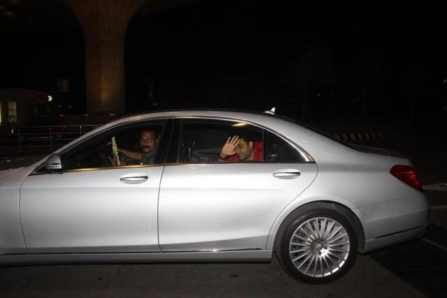 Abhishek Bachchan drops Aishwarya Rai and Aaradhya at Mumbai airport. (Varinder Chawla ) Abhishek Bachchan drops Aishwarya Rai and Aaradhya at Mumbai airport. (Varinder Chawla )