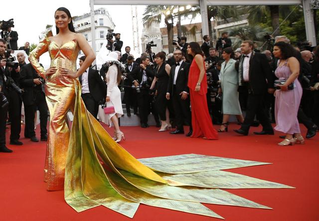Aishwarya Nude - Cannes 2019: Aishwarya Rai looks stunning as she walks the red carpet,  poses with daughter Aaradhya. See pics, videos | Bollywood - Hindustan Times