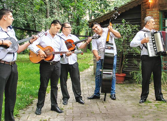 At Salas 137, you can sit back, sip wine and listen to the melodies outed by folk musicians (Kalpana Sunder) At Salas 137, you can sit back, sip wine and listen to the melodies outed by folk musicians (Kalpana Sunder)