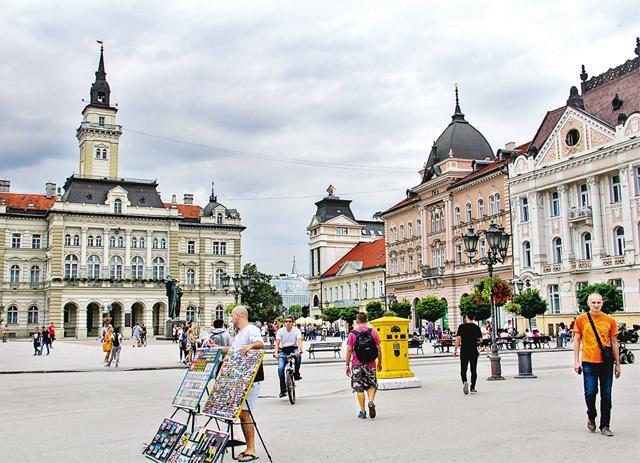 The gargantuan Freedom Square is framed with a wealth of stately buildings (Kalpana Sunder) The gargantuan Freedom Square is framed with a wealth of stately buildings (Kalpana Sunder)
