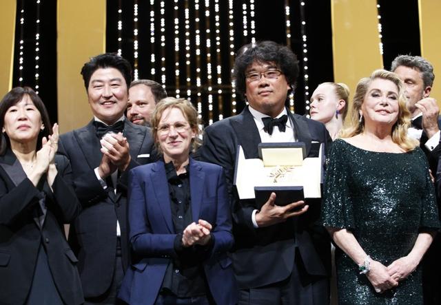 Director Bong Joon-ho, Palme d'Or award winner for his film Parasite (Gisaengchung) with Jury members and Catherine Deneuve. REUTERS/Stephane Mahe (REUTERS) Director Bong Joon-ho, Palme d'Or award winner for his film Parasite (Gisaengchung) with Jury members and Catherine Deneuve. REUTERS/Stephane Mahe (REUTERS)
