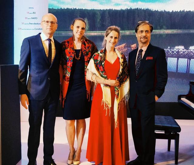 Vinod Advani (extreme right) with diplomats. Vinod Advani (extreme right) with diplomats.