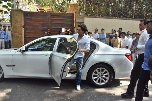 Shah Rukh Khan arrives at Ajay and Kajol’s house. (Varinder Chawla) Shah Rukh Khan arrives at Ajay and Kajol’s house. (Varinder Chawla)
