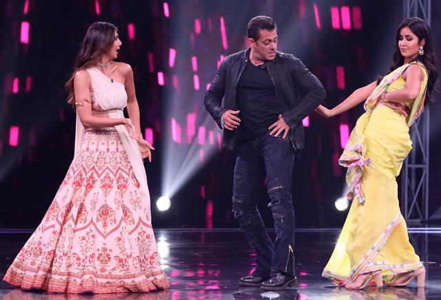 Salman Khan and Katrina Kaif along with Shilpa Shetty perform during the promotion of film Bharat on the set of Super Dancer Chapter 3. Salman Khan and Katrina Kaif along with Shilpa Shetty perform during the promotion of film Bharat on the set of Super Dancer Chapter 3.