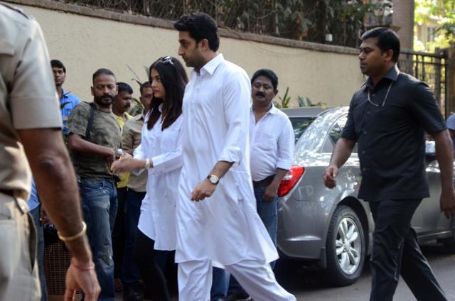 Actors Abhishek Bachchan and Aishwarya Rai Bachchan arrive at the Devgan residence in Mumbai. (IANS) Actors Abhishek Bachchan and Aishwarya Rai Bachchan arrive at the Devgan residence in Mumbai. (IANS)