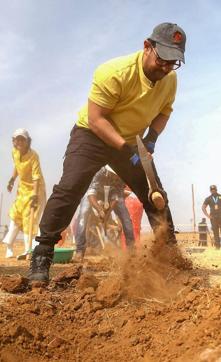 Actor Aamir Khan helps the villagers construct watershed projects during the 4th edition of the Satyamev Jayate Water Cup-2019 at Koregaon village in Satara on May 1, 2019. (PTI) Actor Aamir Khan helps the villagers construct watershed projects during the 4th edition of the Satyamev Jayate Water Cup-2019 at Koregaon village in Satara on May 1, 2019. (PTI)