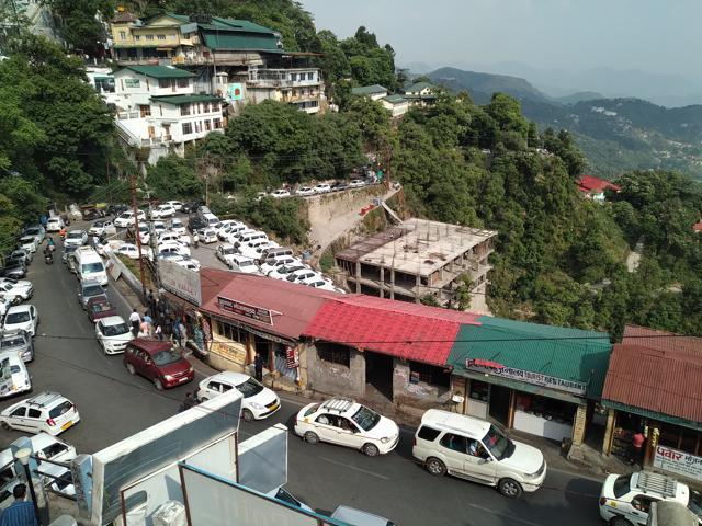 To ease the congestion, Mussoorie police had to resort to route diversion from Gajji Bend area towards Company Garden area. (HT Photo ) To ease the congestion, Mussoorie police had to resort to route diversion from Gajji Bend area towards Company Garden area. (HT Photo )