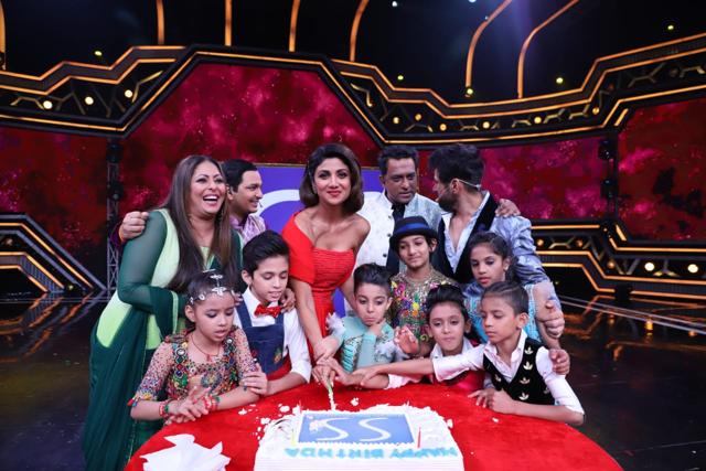Shilpa Shetty on sets of Super Dancer Chapter 3. (Varinder Chawla) Shilpa Shetty on sets of Super Dancer Chapter 3. (Varinder Chawla)